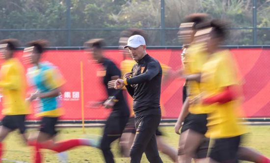 陈伟霆带家人普吉岛度假 被路人偶遇合照变景点 2018-02-27 陈伟霆变普吉岛行走的5A景点。