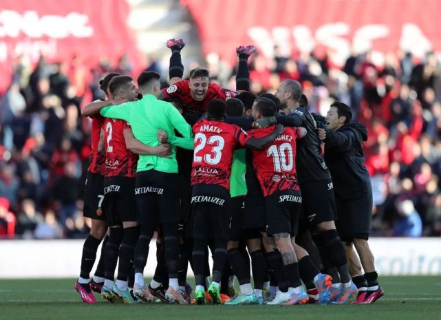 这部结合推理、超自然及悬疑元素的青少年成长题材剧集，子2022年开播就收获无数好评，首季更是打破了《怪奇物语》的播放纪录。