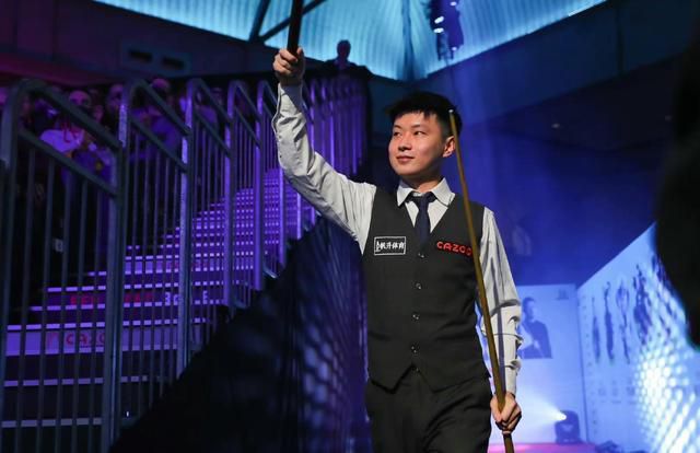 产业融合：电影元素渗透生活多元场景关于电影产业的未来形态，孙俨斌以本届厦门金鸡百花电影节提出的“金鸡百花电影生活季”为例，指出电影正以各种元素形式渗透到日常生活之中。