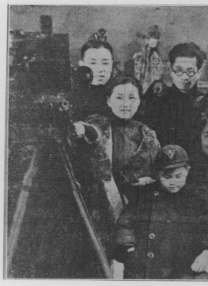 艾米莉银白色长裙显高贵，男星安东尼奥·班德拉斯与女友Nicole 周迅与布兰切特同乘游艇拍广告 黑超遮面酷劲足 2014-05-19 当地时间5月18日，周迅、凯特·布兰切特、艾米莉·布朗特、伊万·麦克格雷格一同在意大利小镇波托菲诺的海上为某品牌拍摄广告大片。